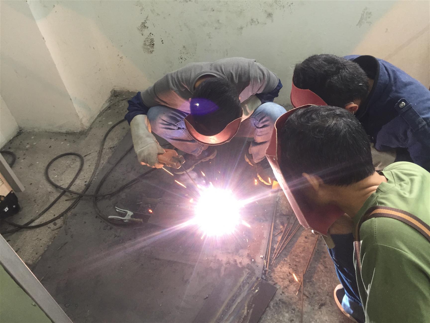 中环学校 焊工培训毕业照